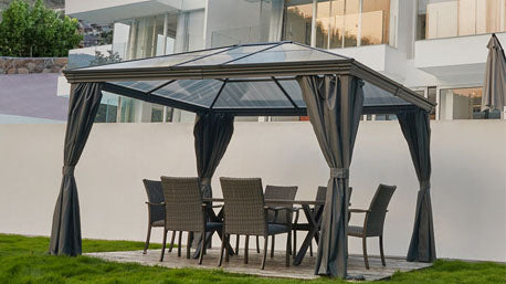 Open and Closed Gazebos: Which One to Choose for a Summer Residence?